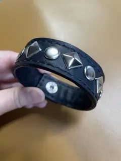 ブレスレット 牛革　スタッズ付き黒レザーブレスレット ハンドメイド