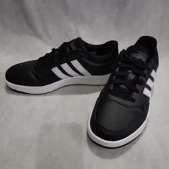 adidas ブラック スニーカー 3本ストライプ