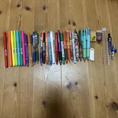 カラフルなボールペンと文房具セット