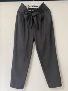ローリーズファーム　リボン付きグレー テーパードパンツ