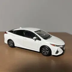 トヨタ　プリウスPHV ミニカー ホワイト　カラーサンプルのサムネイル