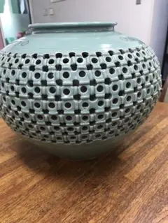 高麗青磁 振興　網目 透かし花瓶 花器 新安窯 峰鶴 李太宇作 高麗青磁 透かし網目 花瓶 花器 小 - メルカリ
