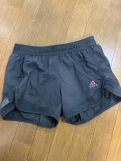 adidas ランニングショーツ 黒 ピンクロゴ