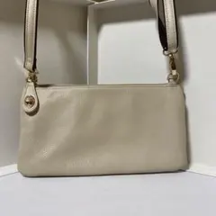 ベージュ レザー ショルダーバッグ 本革 ファスナーポケット ゴールド金具
