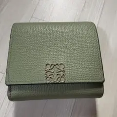 LOEWE アナグラム　コンパクト　フラップウォレット　ピスタチオのサムネイル