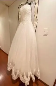 ホワイトウェディングドレス ストラップレス Aライン　前撮り　ブライダルフォト