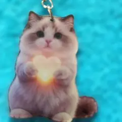 新品未使用 ハートを持つ猫のアクリルキーホルダーです