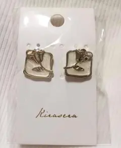 イヤリング　チューリップ　ホワイト　ゴールド