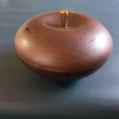 ブラウンの丸型菓子入れ