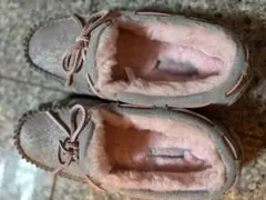 UGG シルバーグレー　モカシン リボン付き