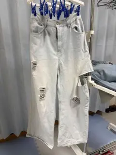 ダメージ加工ライトブルーデニムパンツ
