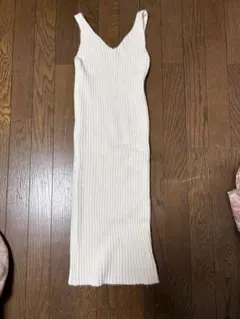 クリーム色リブ編みVネックタンクトップ