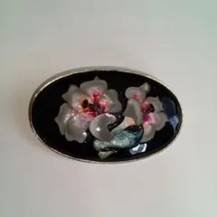 花デザインのヴィンテージ風ブローチ