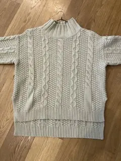 ベージュ ケーブル編み ハイネックニット