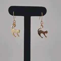 【猫モチーフ】琥珀猫ピアス ゴールド