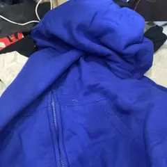 青いパーカー