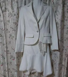 ホワイトジャケットとスカート2枚のセットアップ 結婚式スーツ 入学式スーツ