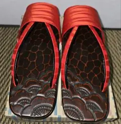 未使用 伝統的な赤い下駄 草履 花模様 カバー付き23cm