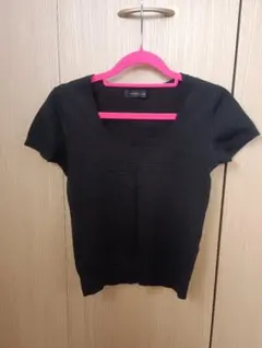 黒のシンプルなセーター