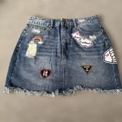 FOREVER 21 デニムミニスカート ワッペン装飾 フリンジ　ダメージ加工のサムネイル