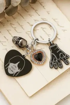 ウェンズデー アダムスファミリー キーチェーン ネトフリドラマ