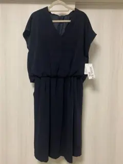 セットアップ風のシンプルワンピースです。色はネイビーです。