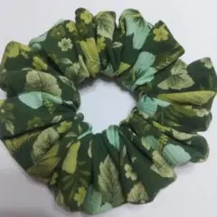 【残り1】ハイビスカス柄楊柳風生地のシュシュ ♡ ハンドメイド