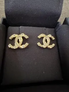 入手困難/人気】CHANEL CCロゴ クリスタル スイング ピアス 揺れる 