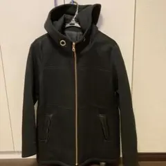 黒フード付きジャンパー