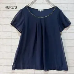 良品 HERE'S TOWN 襟元パール ビジューシフォンブラウス（M）ネイビーのサムネイル