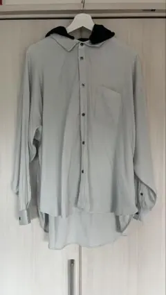 NO IDフード付きホワイト長袖シャツ