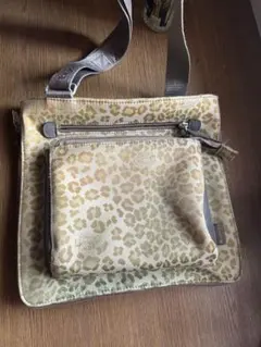 ヒョウ柄ショルダーバッグ 旅行バッグに最適‼️