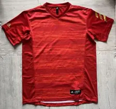【美品】adidas レッド ストライプ Vネック Tシャツ：Oサイズ（XL）
