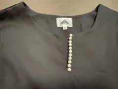 パール飾り黒の長袖シャツ Mサイズ ボタン装飾付き