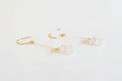 ローズクォーツとレインボームーンストーンのピアス サージカルステンレスフック