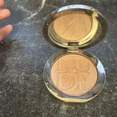 ディオール　スキンヌードエアールミナイザーパウダー　001