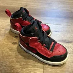 【NIKE】キッズ Air Jordan 赤黒 ハイカットスニーカー