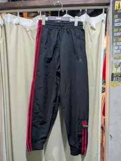 adidas ストライプ トラックパンツ 黒 赤