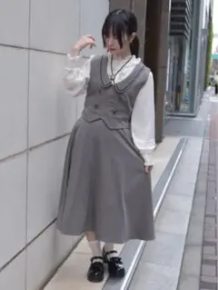 ディープネックジップベスト サス付サーキュラーミディスカート フリルブラウス