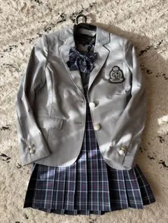 シルバーブレザーとチェックスカートセット