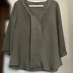 ユナイテッドアローズグリーンレーベル　オリーブグリーン Vネック ブラウス