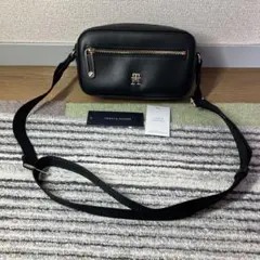 【未使用品】トミーヒルフィガー ロゴプレート ショルダーバッグ ブラック