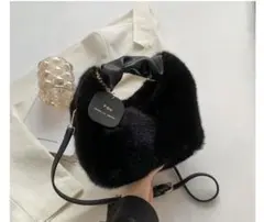 黒いファーのハンドバッグ