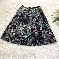 極美品 ソフール ボタニカルフラワー柄 膝丈 フレアスカート 黒 花柄 総柄 Mのサムネイル