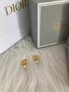 Dior ディオール　ゴールド　パール付きピアス　両耳用　ＣＤロゴ　綺麗