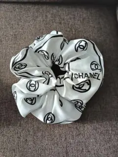 ノベルティCHANELロゴ入りシュシュ