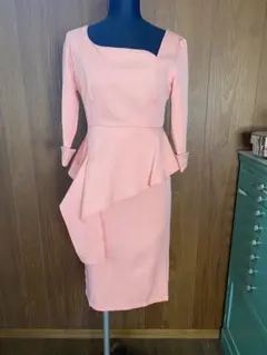 ペプラムデザインの長袖ひざ丈ワンピース　サーモンリンク