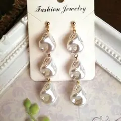 パール風ドロップ型ピアス /イヤリングホワイト(ハンドメイド)