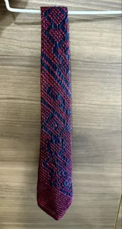 シルク100% 赤と紺の幾何学模様ネクタイ（絞り）