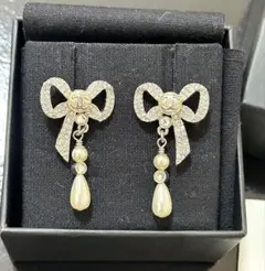 連休最終日大特価⭐️シャネル⭐️極美品⭐️パール⭐️中央にラインストーン⭐️フープピアス 連休最終日大特価⭐️シャネル⭐️極美品⭐️パール⭐️中央にライン
